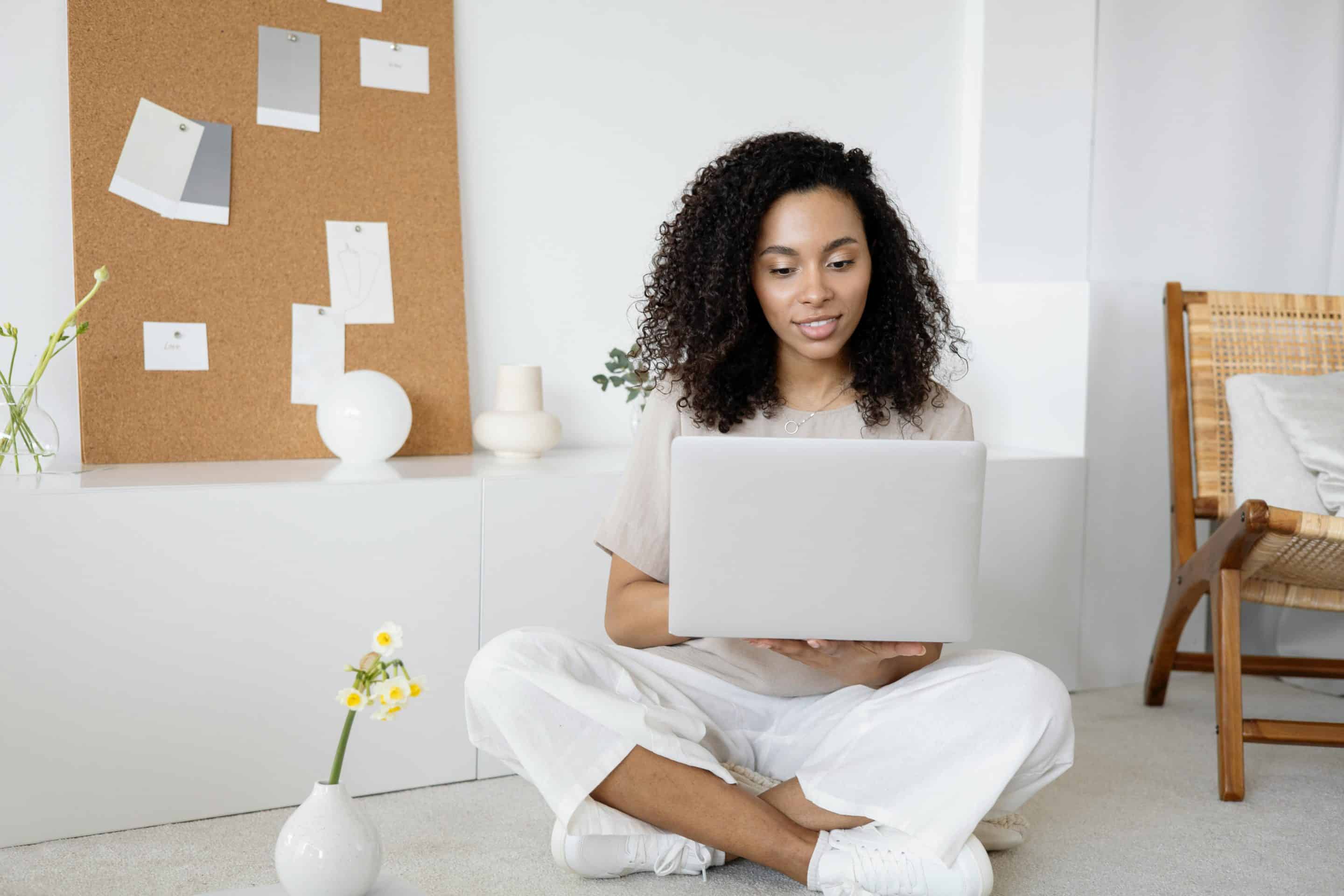Professionnelle RH utilisant un outil de contrôle DSN sur son ordinateur portable dans un cadre apaisant
