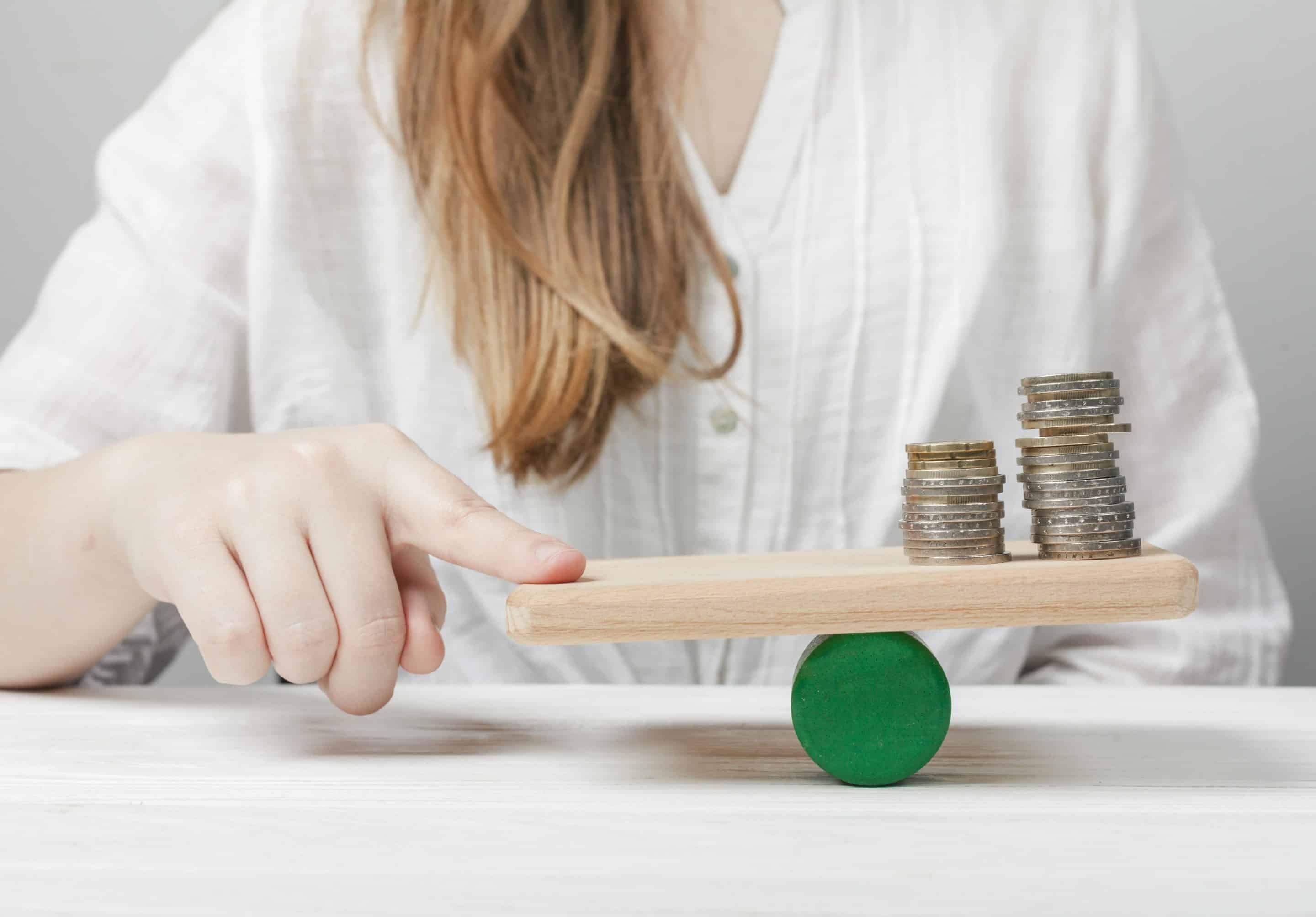 woman-holding-her-finger-balance-with-coins transparence salariale